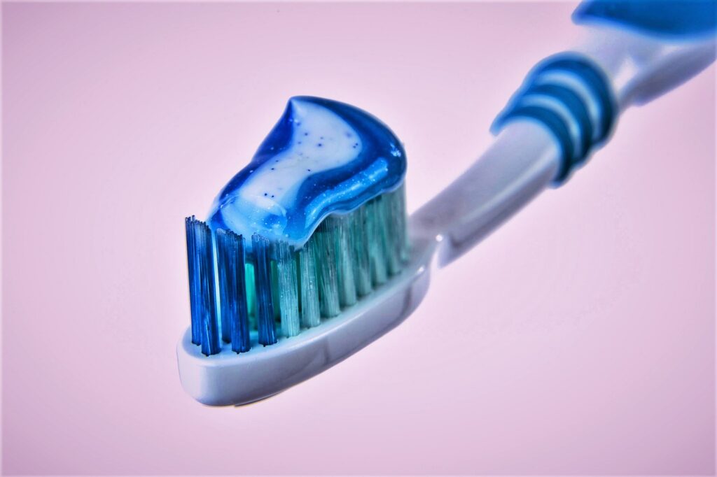 Cepillo de dientes con pasta