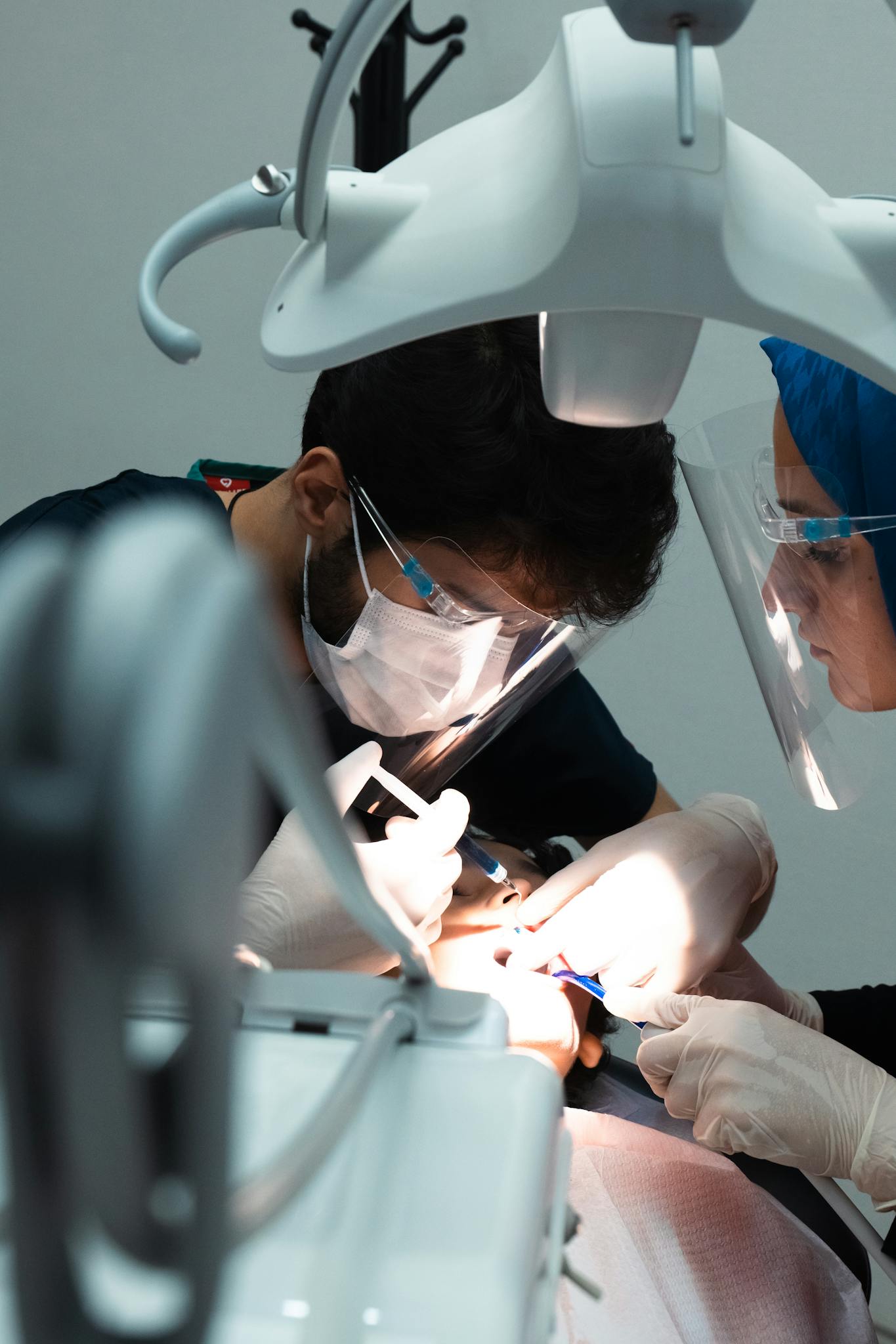 Dentista poniendo la anestesia