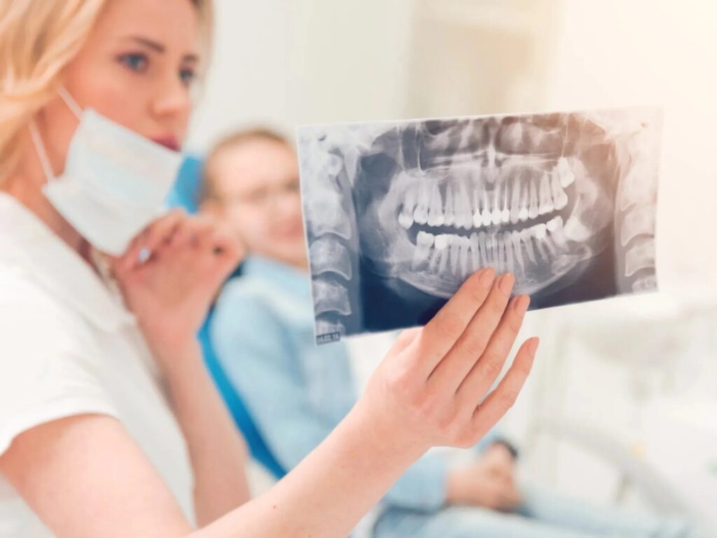Dentista viendo una radiografía
