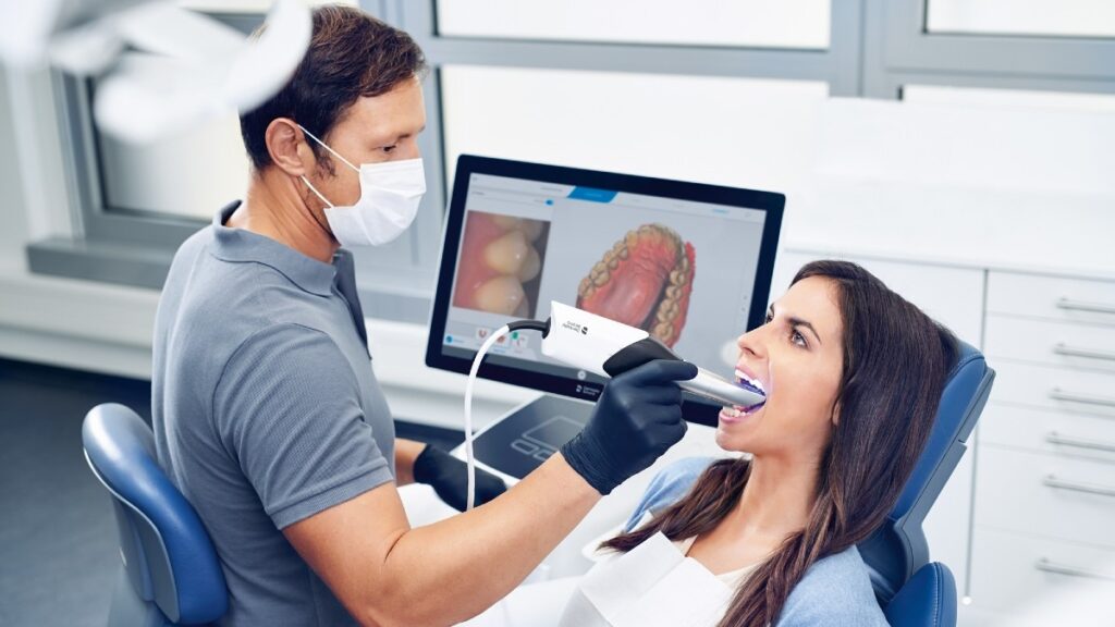 Dentista con escaner intraoral