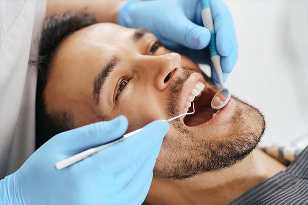 Paciente haciendose una limpieza dental