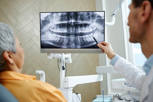 dentista y paciente viendo radiografía