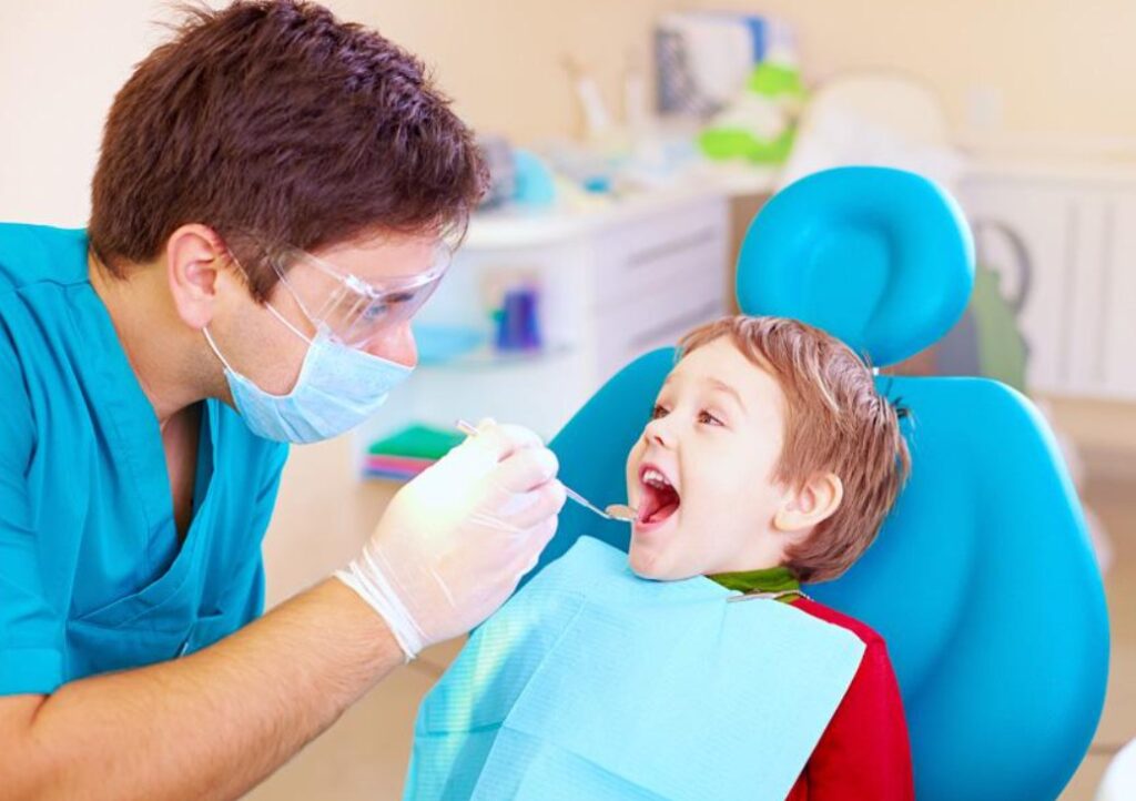 Dentista con un niño
