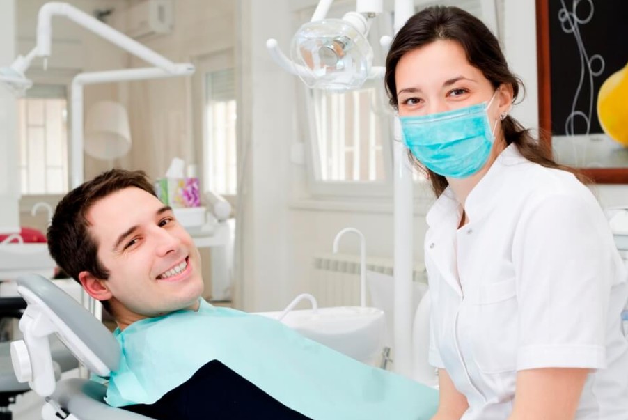 Dentista y Paciente posando para foto