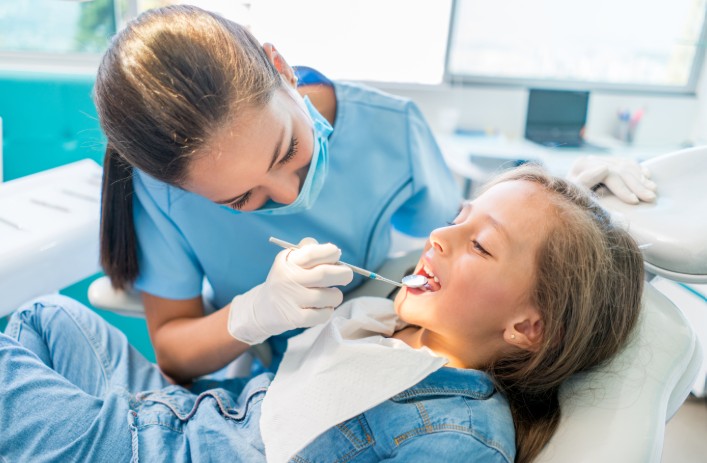 Dentista haciendo una exploracion a un niño