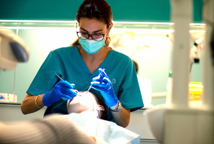 Dentista tratando a un paciente