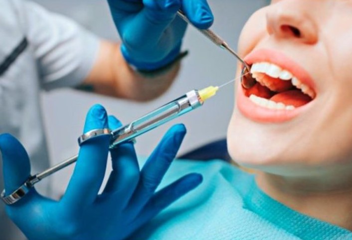 Dentista poniendo anestesia a paciente