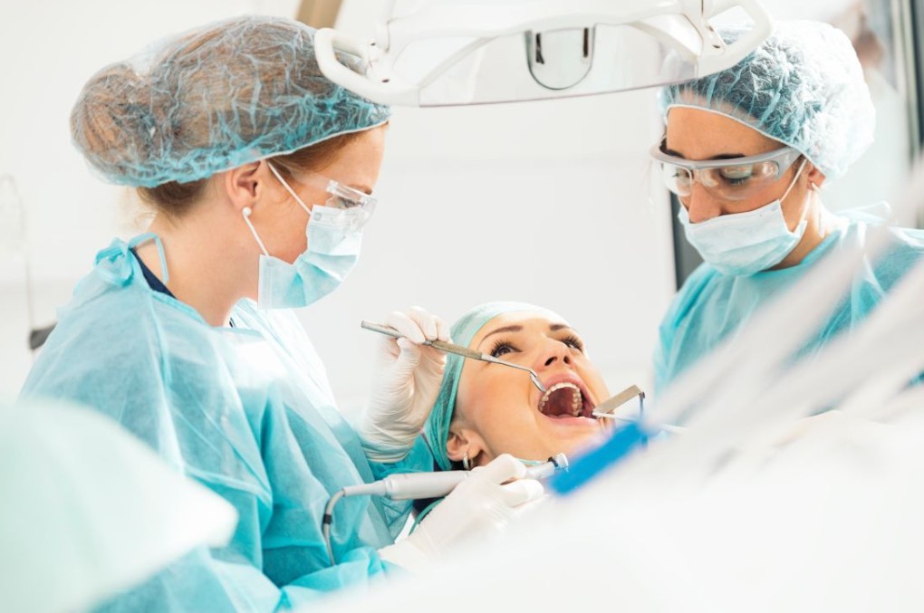 Dentista realizando cirugia