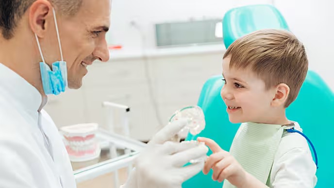 Dentista con un niño de paciente