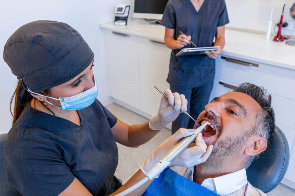 Dentista realizando una limpieza